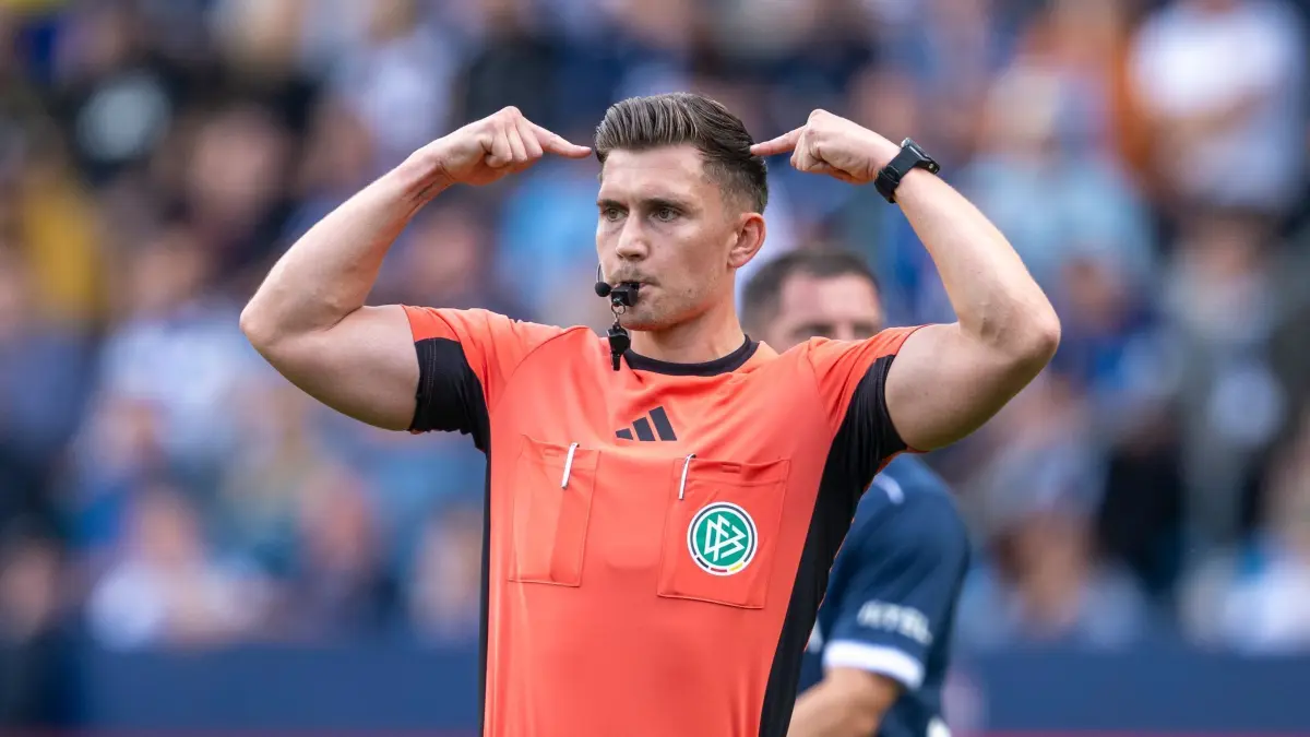 VfL Bochum - Preußen Münster: 30.08.2025, Nordrhein-Westfalen, Bochum: Fußball: 2. Bundesliga, VfL Bochum - Preußen Münster, 4. Spieltag, Vonovia Ruhrstadion: Schiedsrichter Felix Prigan reagiert. Foto: David Inderlied/dpa - WICHTIGER HINWEIS: Gemäß den Vorgaben der DFL Deutsche Fußball Liga bzw. des DFB Deutscher Fußball-Bund ist es untersagt, in dem Stadion und/oder vom Spiel angefertigte Fotoaufnahmen in Form von Sequenzbildern und/oder videoähnlichen Fotostrecken zu verwerten bzw. verwerten zu lassen. +++ dpa-Bildfunk +++