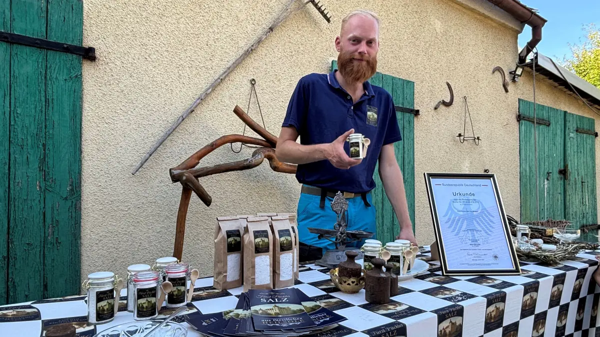 Kurt Korte mit dem Prototypen seines Verkaufsstandes, mit dem er sein Pückler-Salz bald bewerben will.