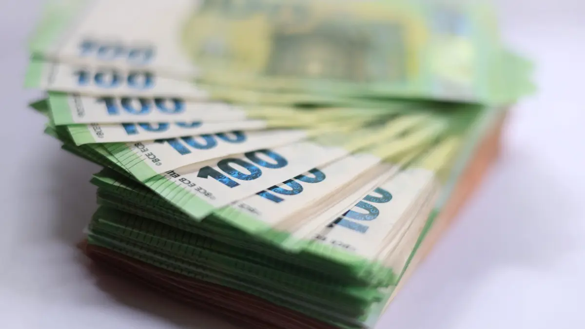 Geld: ILLUSTRATION - 03.06.2025, Bayern, Augsburg: 100-Euro-Banknoten liegen auf einem Tisch. (zu dpa: «Familie sucht 1.000 Euro – Sohn verliert Geld») Foto: Karl-Josef Hildenbrand/dpa +++ dpa-Bildfunk +++
