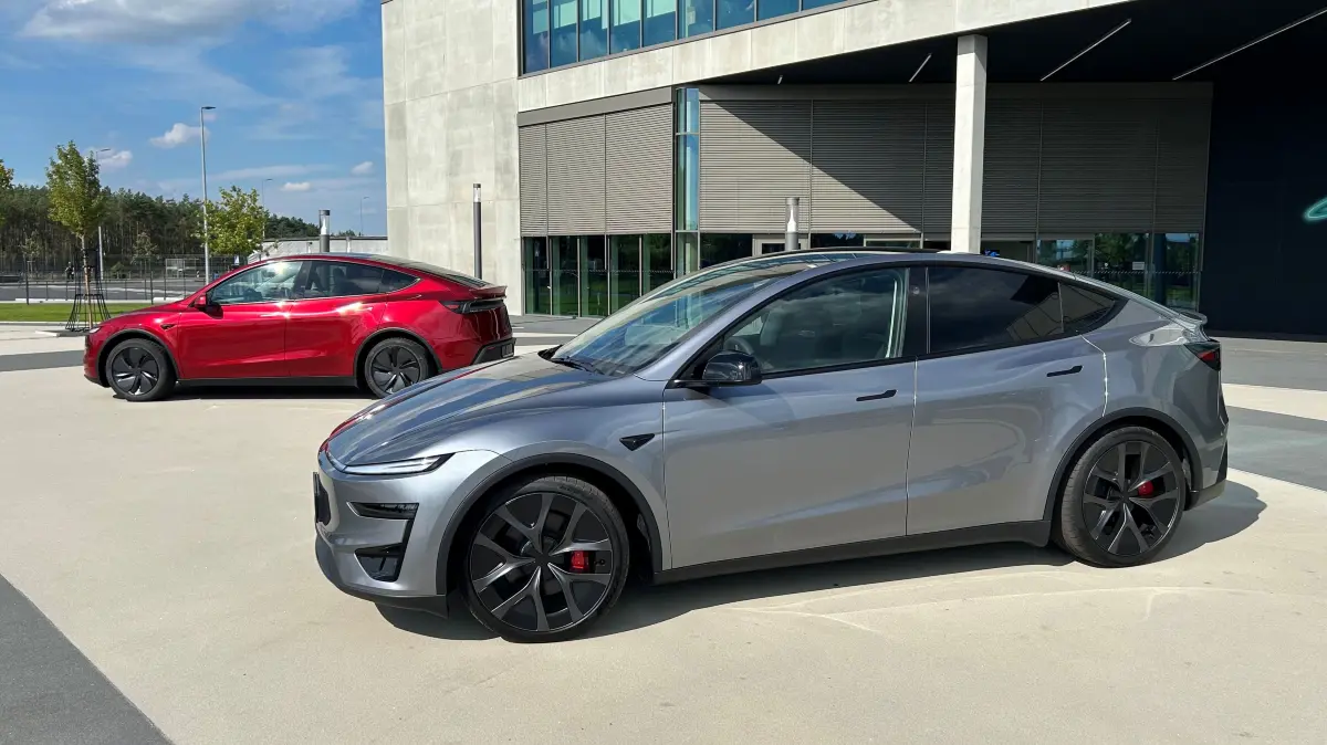 Elon Musk soll ein abgespecktes Model Y planen. Zunächst baut Tesla aber eine aufgemotzte Version – auch in der Gigafactory Grünheide. Zu welchem Preis?