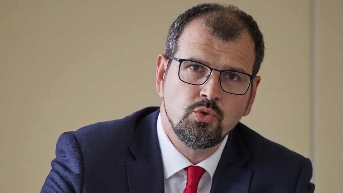 Bildungsminister Freiberg zum Schuljahresauftakt: 03.09.2025, Brandenburg, Potsdam: Steffen Freiberg (SPD), Bildungsminister von Brandenburg, äußert sich auf einer Pressekonferenz zum Schuljahresauftakt über Zahlen, Fakten und Vorhaben für das neue Schuljahr 2025/2026. Foto: Joerg Carstensen/dpa +++ dpa-Bildfunk +++