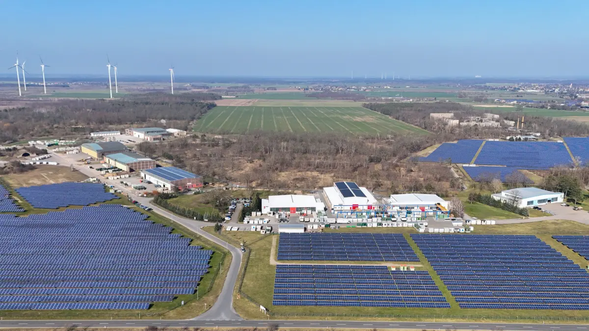 Blick auf den Uesa-Firmenstandort auf dem ehemaligen Russenflugplatz Lönnewitz bei Falkenberg.