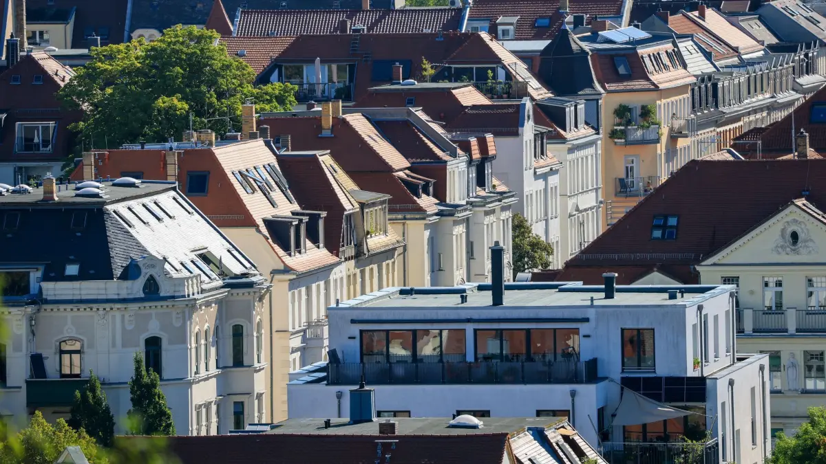 Wohnen in Leipzig: 03.09.2025, Sachsen, Leipzig: Blick auf die Südvorstadt. Das Gründerzeitviertel mit hoher Dichte an Altbauten zählt zu den beliebtesten Wohngebieten der Stadt. Foto: Jan Woitas/dpa +++ dpa-Bildfunk +++