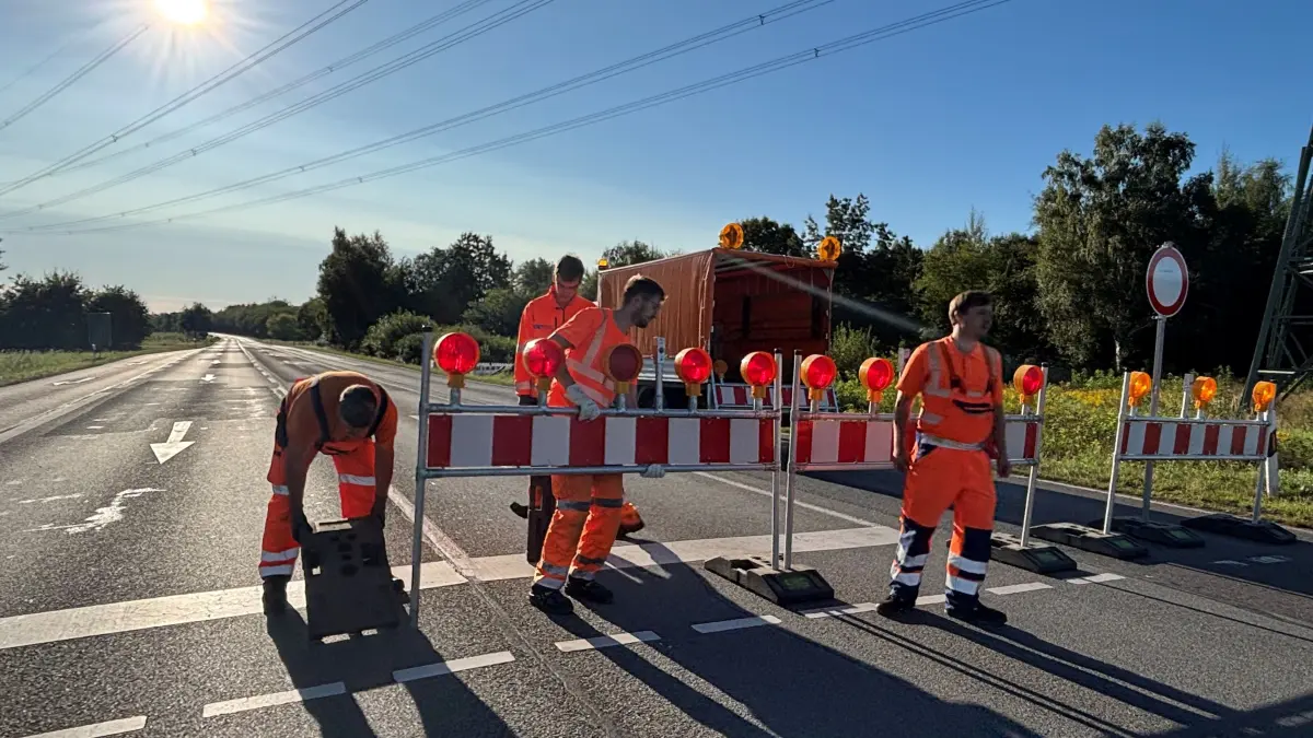 Pünktlich um 8.30 Uhr war die B169 gesperrt. Kollegen des Landesbetriebes stellen die Baken auf.