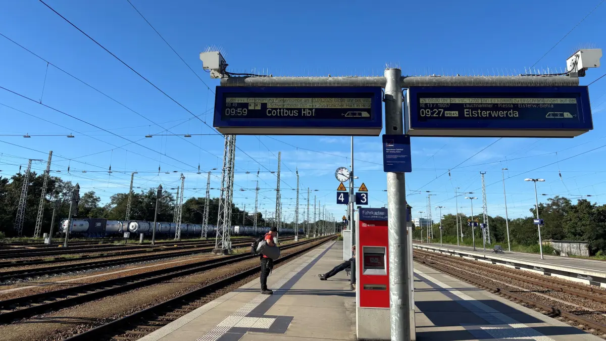 Auf dem Bahnhof in Ruhland laufen Durchsagen zur Streckensperrung.