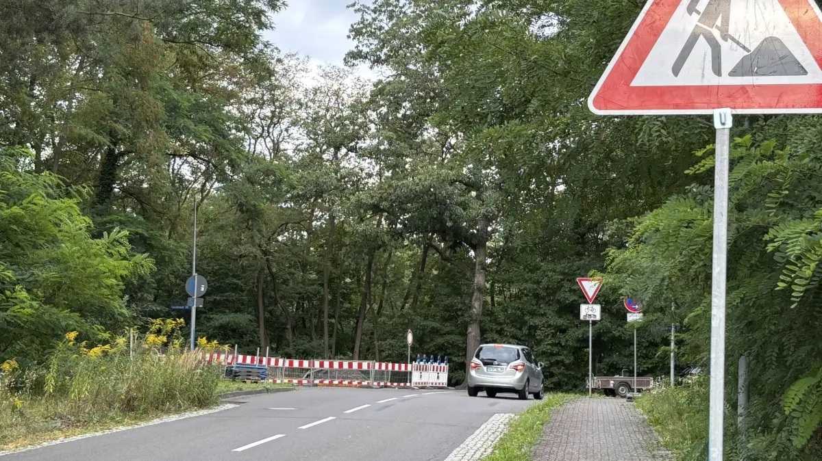 Der direkte Weg nach Kostebrau ist in Lauchhammer Ost aktuell gesperrt. Hier wird aktuell eine neue Trinkwasserfernleitung verlegt. Die Umleitung führt über die J.-F.-Trautscholdstraße in das Dorf.