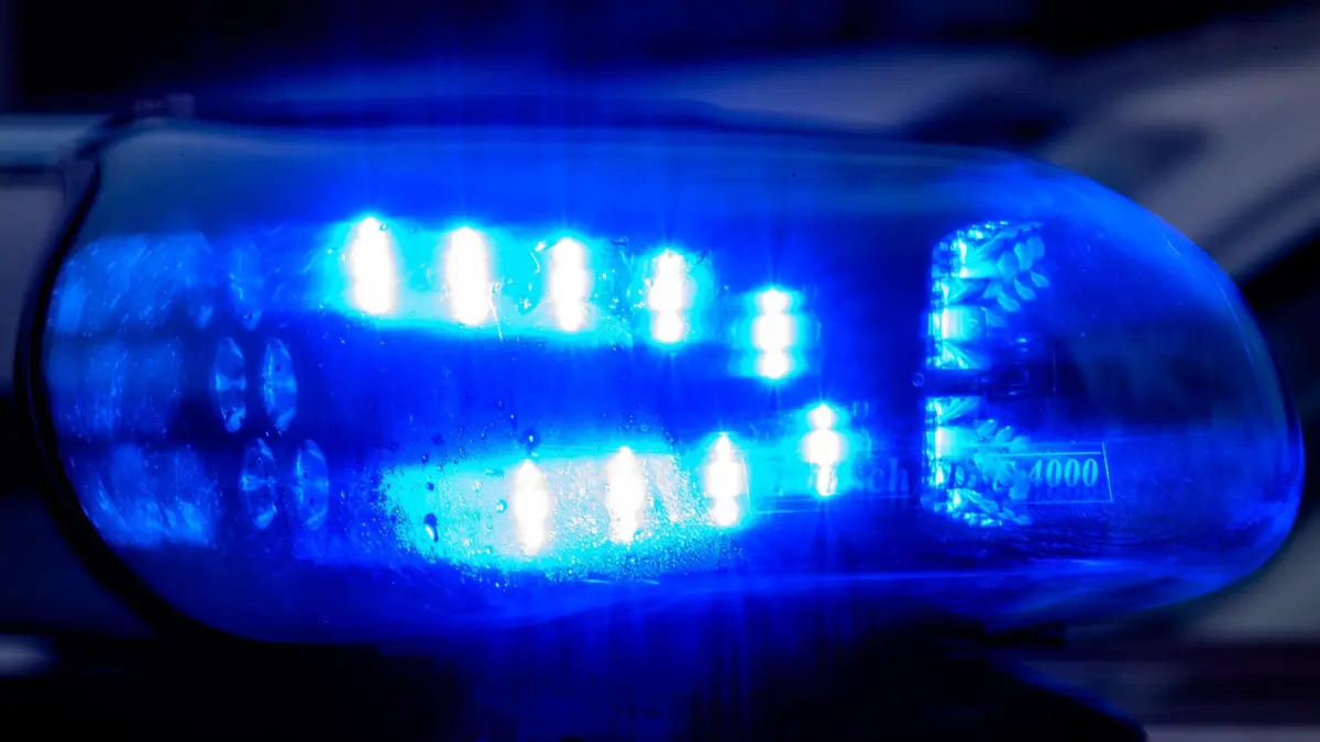 SYMBOLBILD - 04.12.2023, Sachsen-Anhalt, Magdeburg: Blaulicht leuchtet auf einem Fahrzeug der Polizei. (zu dpa: «Rund 1,1 Millionen Euro Schaden nach Feuer in Görlitz») Foto: Klaus-Dietmar Gabbert/dpa +++ dpa-Bildfunk +++