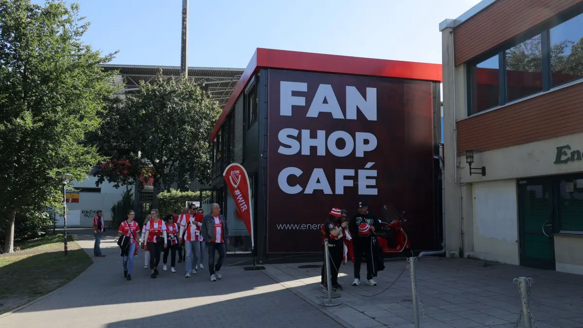 Fanfest des FC Energie Cottbus - Fußball, Legenden und Emotionen: Der neue Fanshop am Stadion mit Fans.