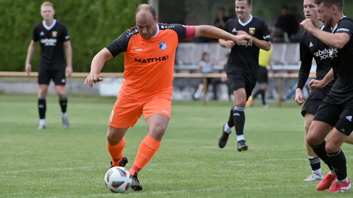 Fussball : Miersdorf, Fussball Landespokal Brandenburg, Eintracht Miersdorf/Zeuthen - VFB Krieschow, Andy Hebler vor Nils Reichardt r. und Nick Ebert 2.v.r.
FOTO BENK 06.09.2025