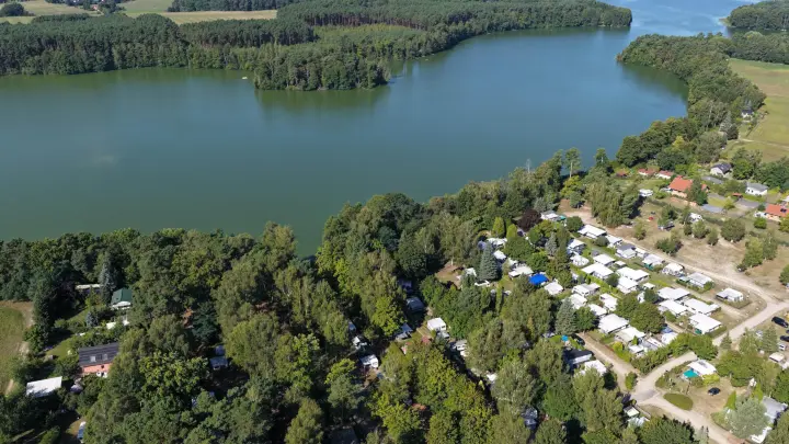 Wohnwagen brennen auf Campingplatz komplett aus