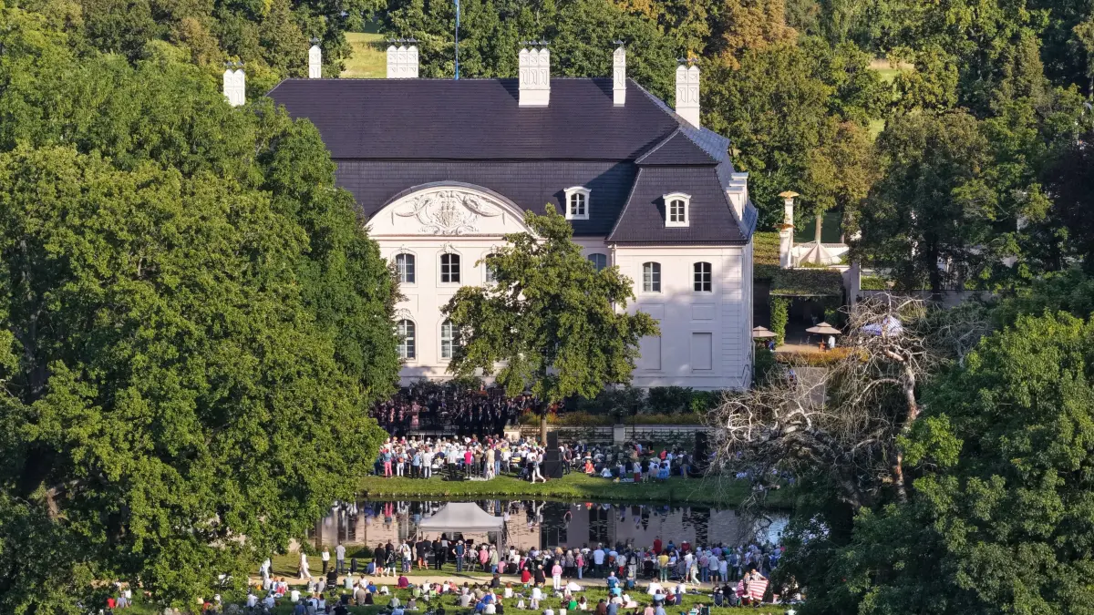 Theater Auftakt Konzert Branitz 2025: Mit einem eigenen Auftakt-Fest unter dem Motto "Auf geht`s!" startete das Cottbuser Staatstheater am Wochenende auf dem Schillerplatz in die neue Spielzeit 2025/26. Insgesamt 17 Premieren wird es in der neuen Spielzeit geben, darunter fünf Uraufführungen. Traditionell gab es am Sonntagabend zum Abschluss des Eröffnungswochenendes vor dem Schloss im Branitzer Park ein großes Konzert mit dem Philharmonischen Orchester, dem Opernchor sowie Solistinnen und Solisten des Cottbuser Staatstheaters.