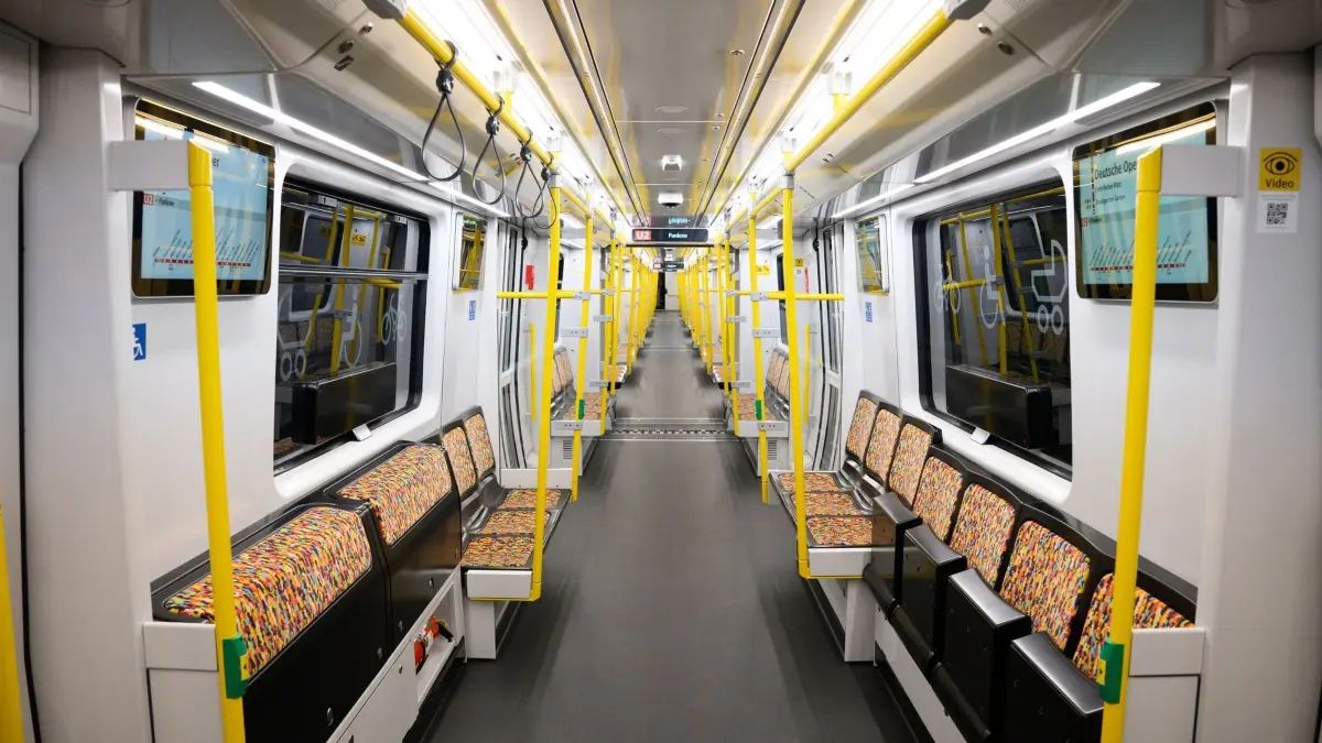 Start der neuen U-Bahngeneration in Berlin: 08.09.2025, Berlin: Blick in einen neuen U-Bahn-Wagen beim Pressetermin zum Start der neuen U-Bahngeneration der Berliner Verkehrsbetriebe (BVG), der Baureihe JK, im U-Bahnhof Deutsche Oper. Foto: Bernd von Jutrczenka/dpa +++ dpa-Bildfunk +++