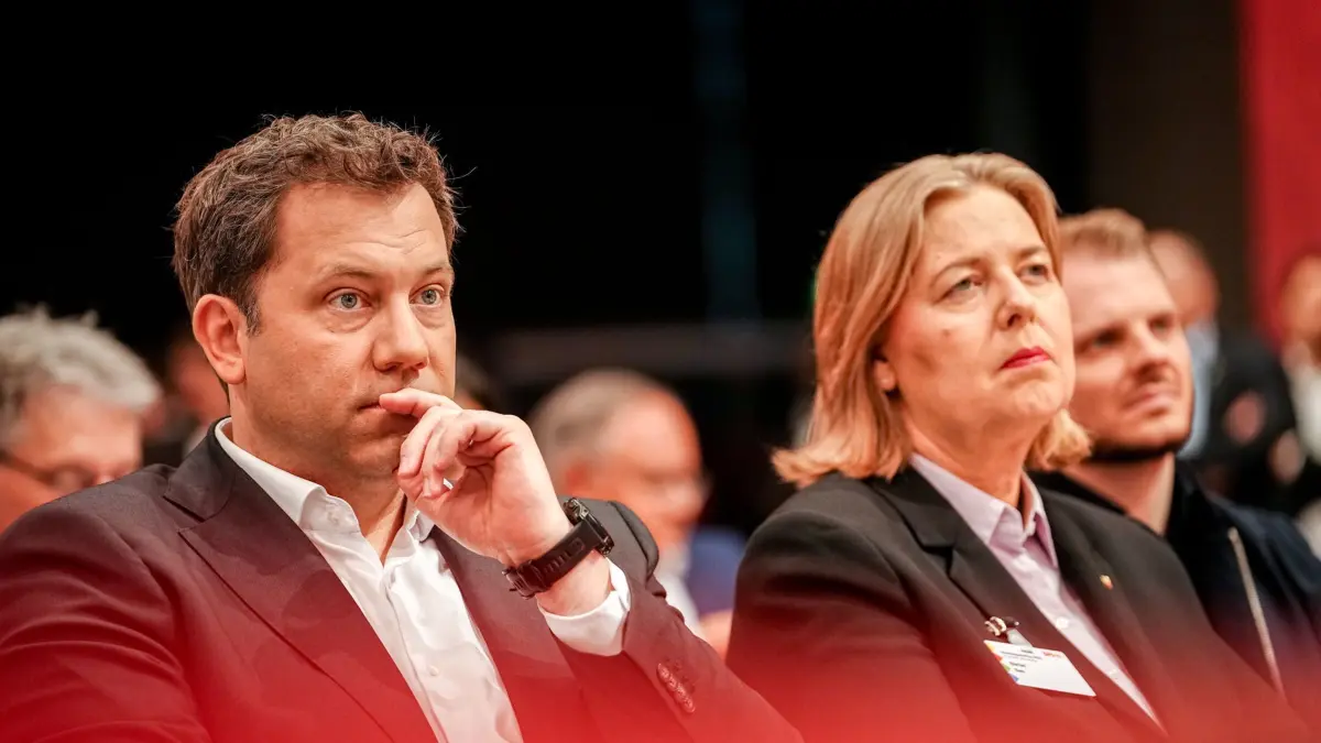 28.06.2025, Berlin: Bärbel Bas (SPD), Bundesministerin für Arbeit und Soziales und SPD-Parteivorsitzende, Lars Klingbeil (l, SPD), Bundesminister der Finanzen, Vizekanzler und SPD-Bundesvorsitzender, und Tim Klüssendorf, SPD-Generalsekretär, nehmen am SPD-Bundesparteitag teil. Auf dem Parteitag will die SPD ein neues Präsidium wählen sowie einen Programmprozess anstoßen. Foto: Kay Nietfeld/dpa +++ dpa-Bildfunk +++