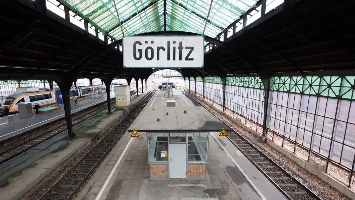 Bahnhof Görtlitz: ARCHIV - 09.03.2023, Sachsen, Görlitz: Netze hängen am Glasdach der Bahnsteighalle im Bahnhof Görlitz. Die historische Görlitzer Bahnsteighalle soll mit einem Aufwand von rund 33,5 Millionen Euro erneuert werden. (zu dpa: «Görlitzer Bahnhof: 33-Millionen-Projekt geht in Hauptphase») Foto: Sebastian Kahnert/dpa +++ dpa-Bildfunk +++