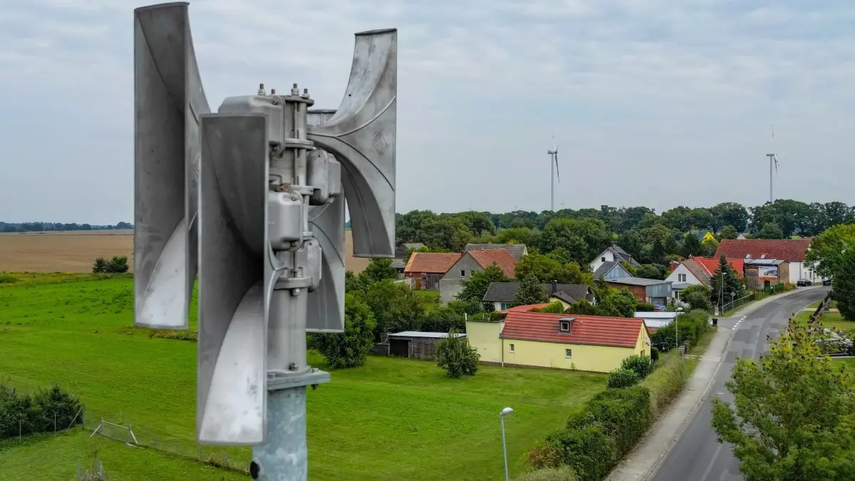 Bundesweiter Warntag: 04.09.2025, Brandenburg, Petersdorf: Eine Sirene ist über den Hausdächern in einem Ort zu sehen (Luftaufnahme mit einer Drohne). Wenn das Smartphone am 11.09.2025 um 11 Uhr plötzlich laut klingelt und in der Ferne die Sirenen heulen, müssen die Menschen in Deutschland nicht erschrecken: Es besteht keine Gefahr, sondern es ist wieder bundesweiter Warntag. Ziel des Warntages, welcher seit 2020 in ganz Deutschland durchgeführt wird, ist unter anderem die technische Erprobung der Informationswege. Des Weiteren soll die Bevölkerung auf die Warnmittel und für Ernstfälle sensibilisiert werden. Foto: Patrick Pleul/dpa +++ dpa-Bildfunk +++