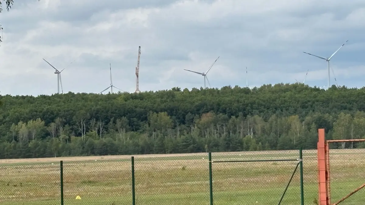Blick auf den Flugplatz Schwarzheide/Schipkau, für den es seit knapp einem Jahr kein Flugrecht mehr gibt. Im Hintergrund ist der Kran für den im Bau befindlichen Höhenwindturm auf der Hochkippe Schipkau zu sehen.