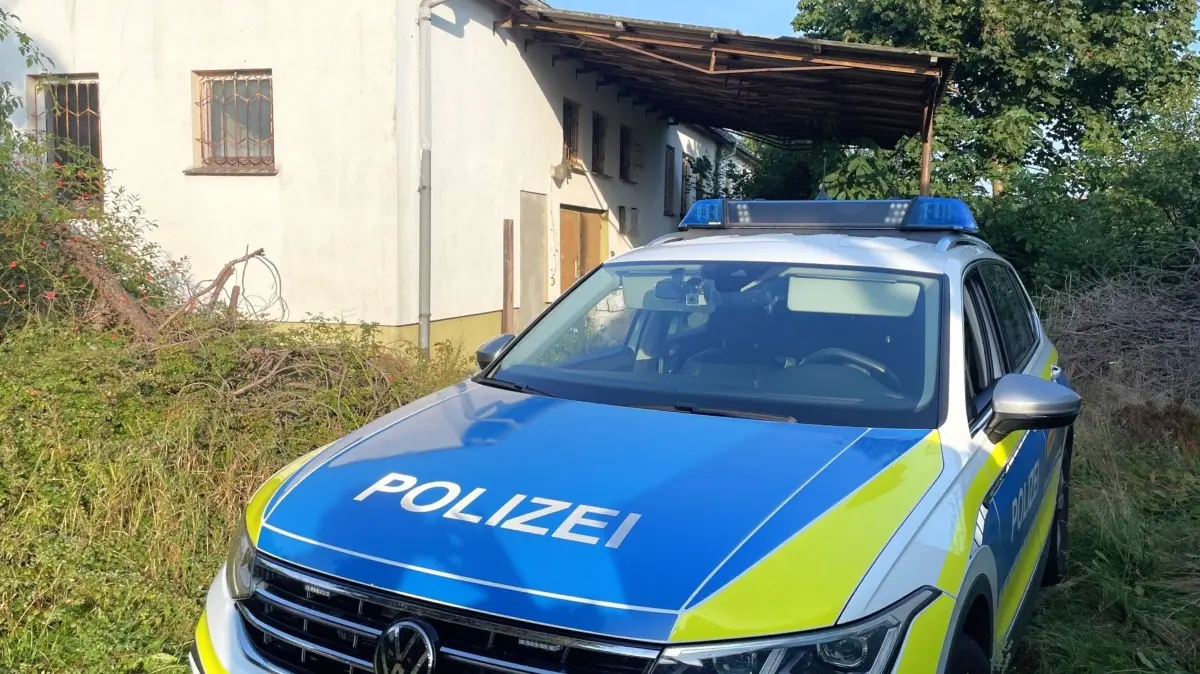 Die Polizei bewacht den ehemaligen Lebensmittelmarkt in Wahrenbrück.