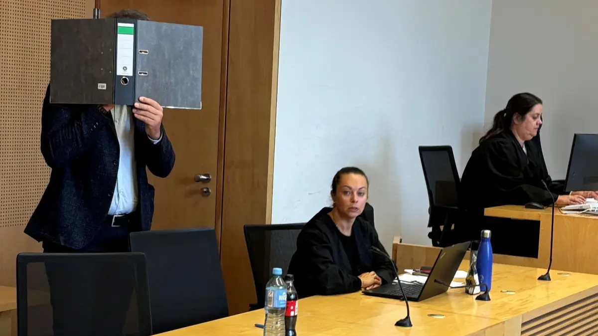 Vorwurf der Vergewaltigung im Pflegeheim: Der Angeklagte mit seiner Verteidigerin Galina Rolnik in Saal 207 am Landgericht Frankfurt (Oder)