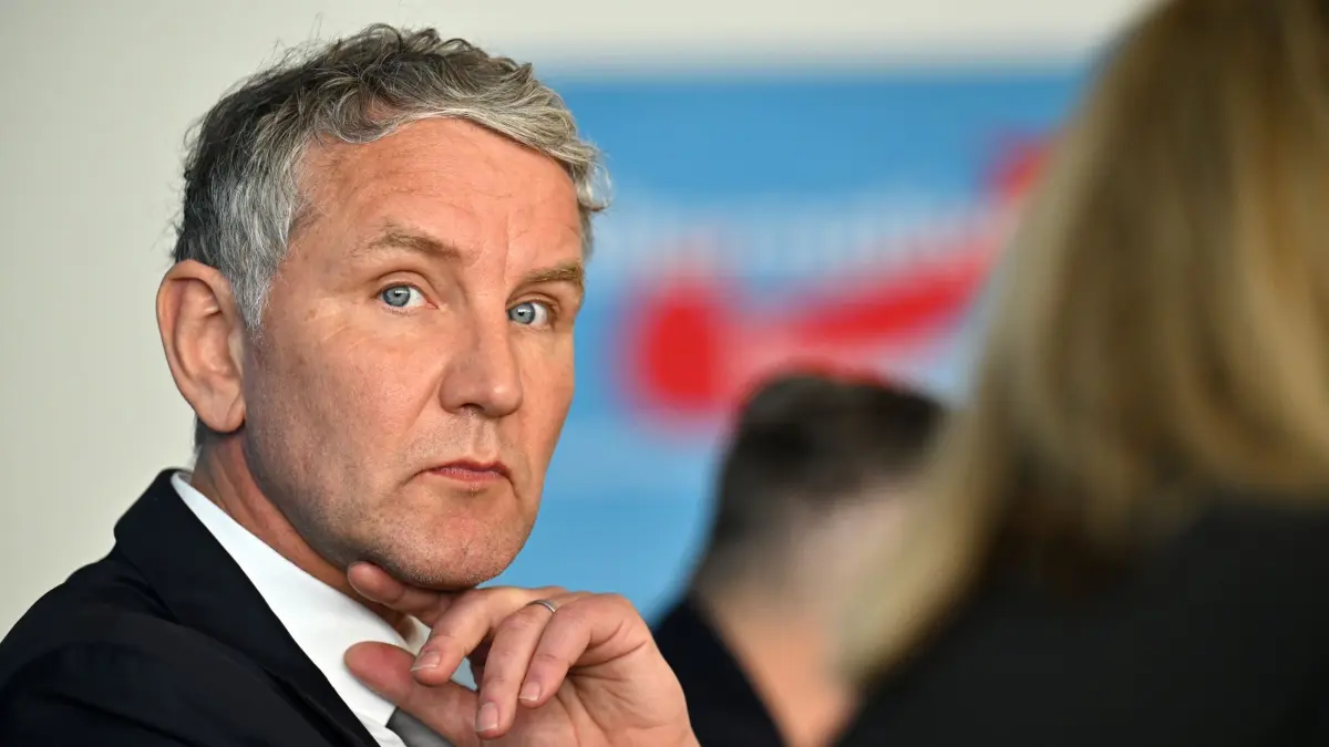 ARCHIV - 02.04.2025, Thüringen, Erfurt: Björn Höcke, AfD-Fraktionsvorsitzender, reagiert während einer Pressekonferenz im Thüringer Landtag. (zu dpa: «Höcke wirbt weiter um Bündnis Sahra Wagenknecht») Foto: Martin Schutt/dpa +++ dpa-Bildfunk +++