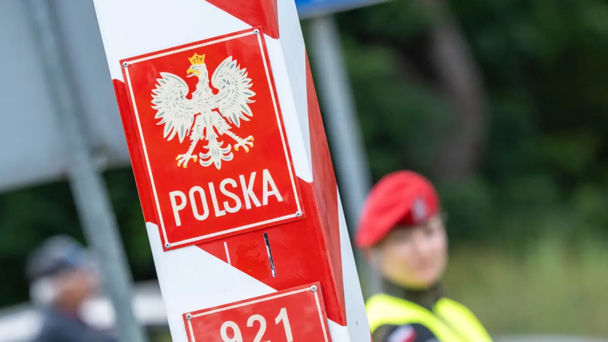 ARCHIV - 07.07.2025, Mecklenburg-Vorpommern, Ahlbeck: Polnische Grenzschützer stehen auf der polnischen Seite am Grenzübergang Ahlbeck und warten auf Reisende. Polen hat vorübergehend die Grenzkontrollen an der deutsch-polnischen Grenze wieder aufgenommen. (zu dpa: «Polen verlängert Grenzkontrollen bis zum 4. Oktober») Foto: Stefan Sauer/dpa +++ dpa-Bildfunk +++