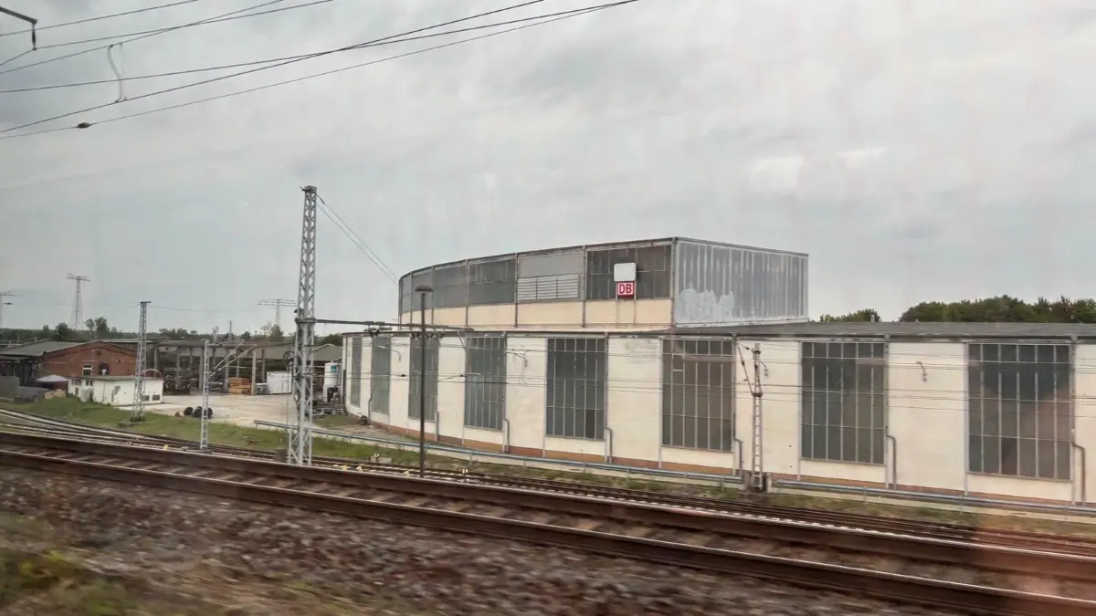 Foto aus dem Zug nach Cottbus: Das Bahnwerk von DB Cargo in Senftenberg soll dicht machen. Dagegen formiert sich Widerstand.