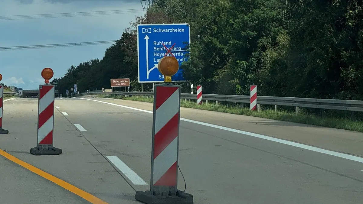 Der Verkehr auf der A13 wird in Fahrtrichtung Berlin noch vor der Abfahrt auf die Gegenfahrbahn geleitet.