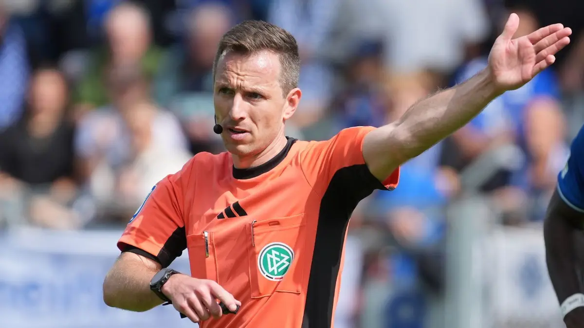 Darmstadt 98 - Eintracht Braunschweig: 13.09.2025, Hessen, Darmstadt: Fußball: 2. Bundesliga, Darmstadt 98 - Eintracht Braunschweig, 5. Spieltag, Merck-Stadion am Böllenfalltor. Schiedsrichter Lukas Benen Foto: Marc Schüler/dpa - WICHTIGER HINWEIS: Gemäß den Vorgaben der DFL Deutsche Fußball Liga bzw. des DFB Deutscher Fußball-Bund ist es untersagt, in dem Stadion und/oder vom Spiel angefertigte Fotoaufnahmen in Form von Sequenzbildern und/oder videoähnlichen Fotostrecken zu verwerten bzw. verwerten zu lassen. +++ dpa-Bildfunk +++