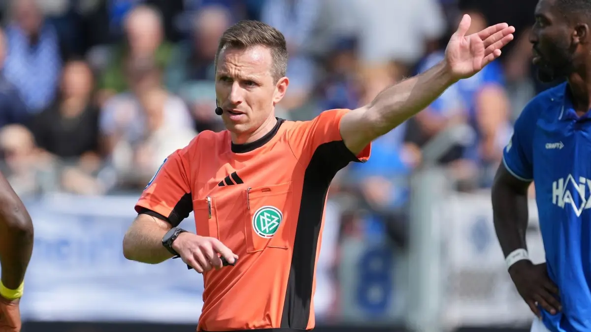 Darmstadt 98 - Eintracht Braunschweig: 13.09.2025, Hessen, Darmstadt: Fußball: 2. Bundesliga, Darmstadt 98 - Eintracht Braunschweig, 5. Spieltag, Merck-Stadion am Böllenfalltor. Schiedsrichter Lukas Benen Foto: Marc Schüler/dpa - WICHTIGER HINWEIS: Gemäß den Vorgaben der DFL Deutsche Fußball Liga bzw. des DFB Deutscher Fußball-Bund ist es untersagt, in dem Stadion und/oder vom Spiel angefertigte Fotoaufnahmen in Form von Sequenzbildern und/oder videoähnlichen Fotostrecken zu verwerten bzw. verwerten zu lassen. +++ dpa-Bildfunk +++