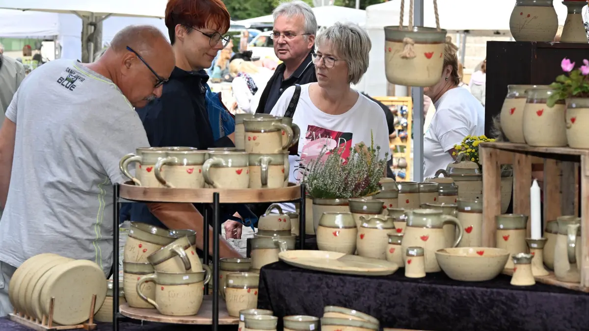 Oberkirchplatz Töpfermarkt 2025: Bummeln, Staunen und Verweilen auf dem Cottbuser Töpfermarkt
Zum 27. Mal hatte der Cottbuser Töpfermarkt am vergangenen Wochenende auf den Oberkirchplatz in Cottbus eingeladen. Rund 50 Töpfereien und Kunsthandwerker aus Deutschland, Holland, Lettland, Litauen, Polen, Tschechien und Ungarn luden zum Bummeln, Staunen, Verweilen und natürlich auch zum Kaufen der kleinen handgefertigten Kunstwerke aus Ton ein. Sie präsentierten erneut die Schönheit der Töpferkunst mit ihren mannigfachen Keramikarten und verschiedenen Herstellungstechniken. Dazu gesellten sich auf dem Oberkirchplatz traditionell Kunsthandwerker- und Handwerkerstände mit Korkwaren, Mode aus Leinen und Wolle, Naturschmuck, vielfältiger Holzkunst, handgefertigten Seifen und Accessoires aus Leder.