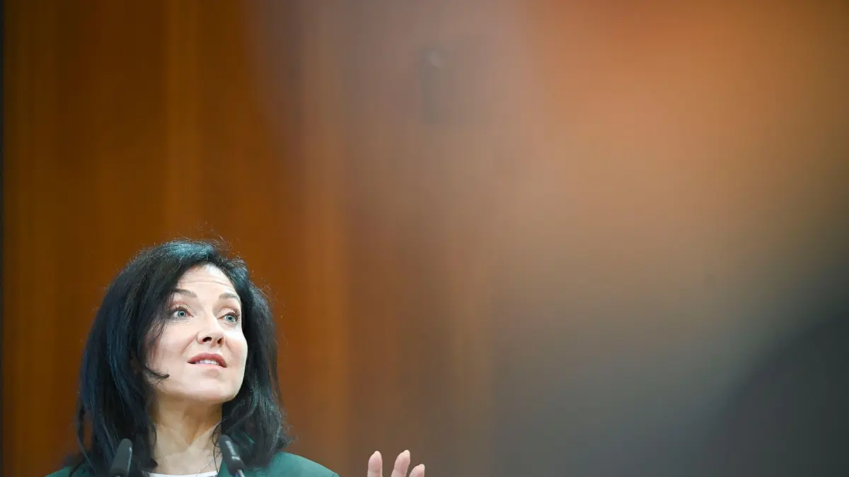 3. Deutsch-Polnisches Wirtschaftsforum: 15.09.2025, Berlin: Katherina Reiche (CDU), Bundesministerin für Wirtschaft und Energie, spricht beim 3. Deutsch-Polnischen Wirtschaftsforum im Haus der Deutschen Wirtschaft in Berlin. Das Forum wird von der Deutschen Industrie- und Handelskammer (DIHK), der Deutsch-Polnischen Industrie- und Handelskammer (AHK Polen), dem Ost-Ausschuss der Deutschen Wirtschaft (OA) und der Polnischen Agentur für Investition und Handel (PAIH) veranstaltet. polnischen Minister für Finanzen und Wirtschaft Andrzej Domański Foto: Katharina Kausche/dpa +++ dpa-Bildfunk +++