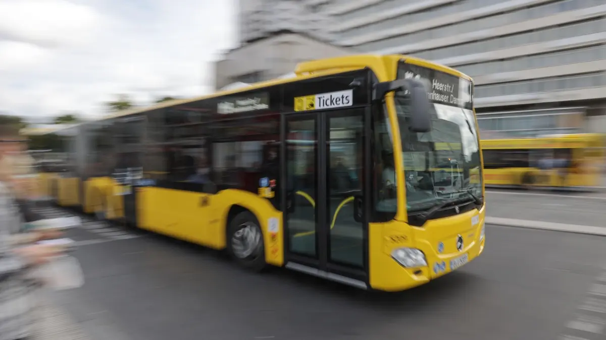 Busfahrer attackiert: ARCHIV - 15.09.2022, Berlin: Symbolfoto BVG-Bus. Ein Busfahrer ist von einem Fahrgast attackiert und mit einem Messer verletzt worden. (zu dpa: «Busfahrer in Lichtenberg mit Messer attackiert») Foto: Jörg Carstensen/dpa +++ dpa-Bildfunk +++