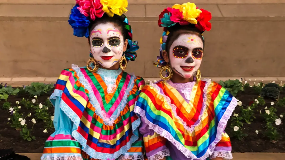 Der „Día de los Muertos“, auf Deutsch: Tag der Toten, zählt zu einem der wichtigsten mexikanischen Feiertage. Schminke, Blumen, Kostüme – alle Infos dazu im Artikel.