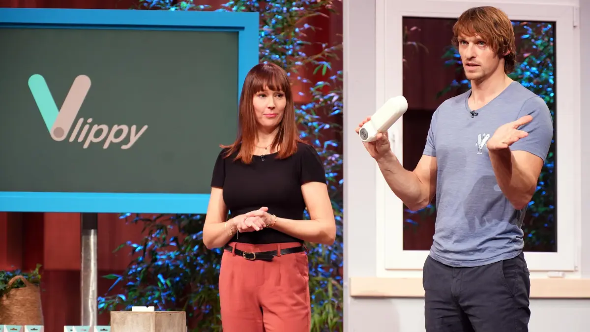Bianca und Malte Fürstenberg erklären den Tür- und Fensterstopper Vlippy.
