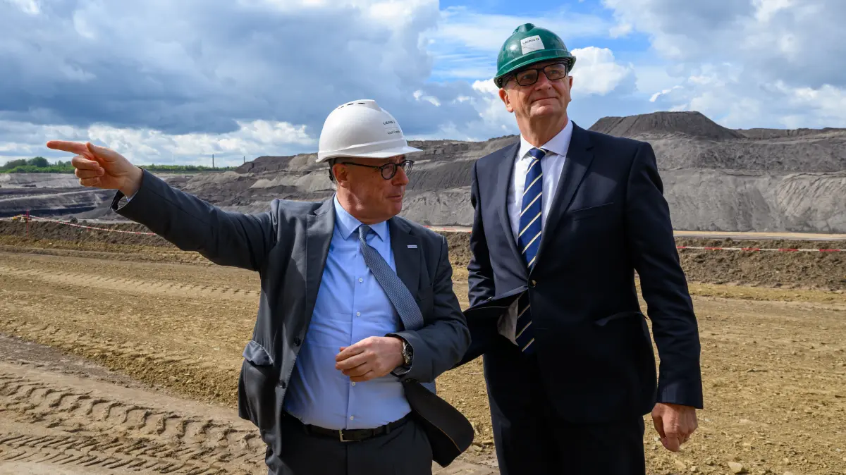 Adolf Roesch (l), Vorstandsvorsitzen der Leag und Dietmar Woidke (SPD), Ministerpräsident von Brandenburg, stehen im Braunkohletagebau Welzow der Leag, während der 2. Pressefahrt zum Thema: «Krasse Lausitz: Wandel vom Bergbaurevier zur nachhaltigen Gesundheits-, Wissens- und Energieregion». Der Ministerpräsident besuchte an diesem Tag mit Journalisten das neue ICE-Bahnwerk in Cottbus, die Medizinische Universität Lausitz - Carl Thiem, das Sana-Herzzentrum Cottbus, den Tagebau Welzow-Süd und das BASF-Werk in Schwarzheide. +++ dpa-Bildfunk +++