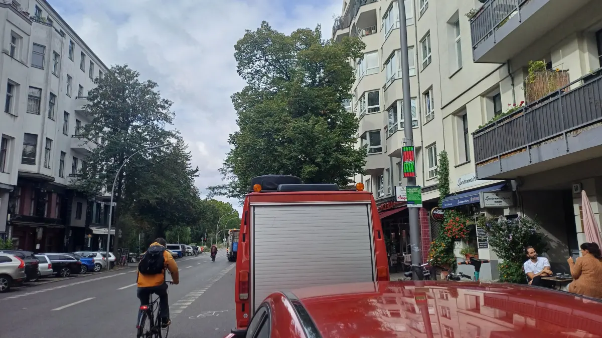 Auf der Kreuzbergstraße in Berlin befindet sich der Radweg auf der Straße. Die meisten Radfahrer nehmen die neue Anzeige, die sich an der Latern rechts neben parkenden Autos befindet, gar nicht wahr.