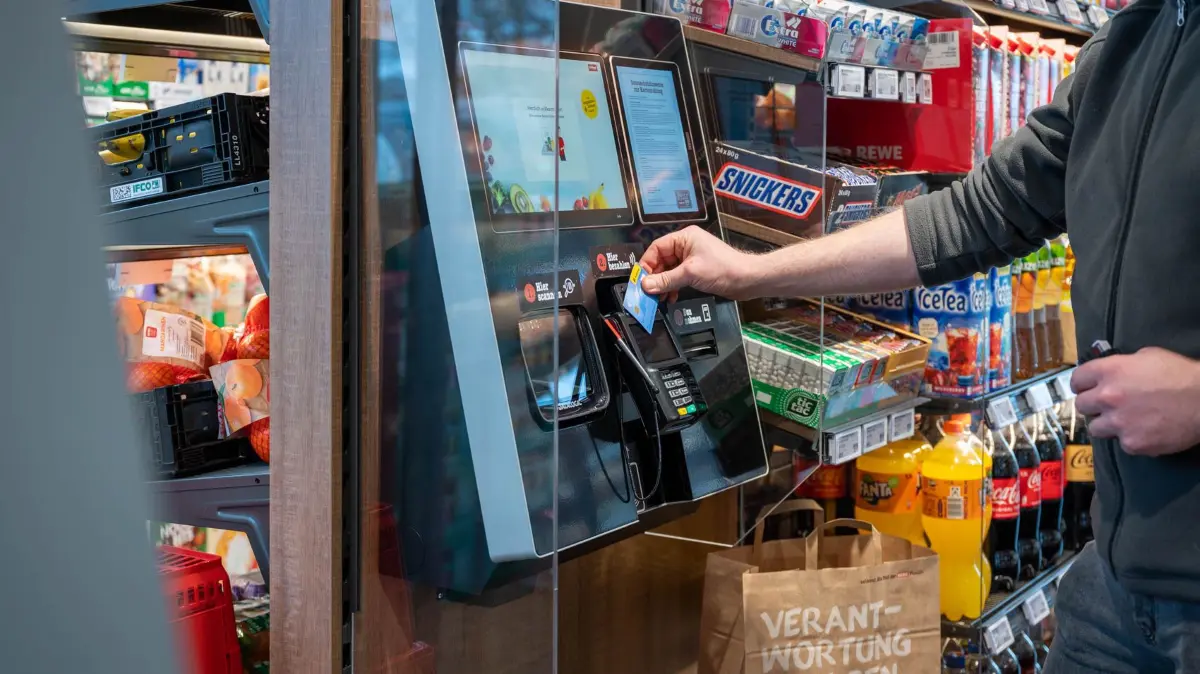 In den Nahkaufboxen von Rewe werden die Einkäufe bargeldlos an der Scannerkasse bezahlt.