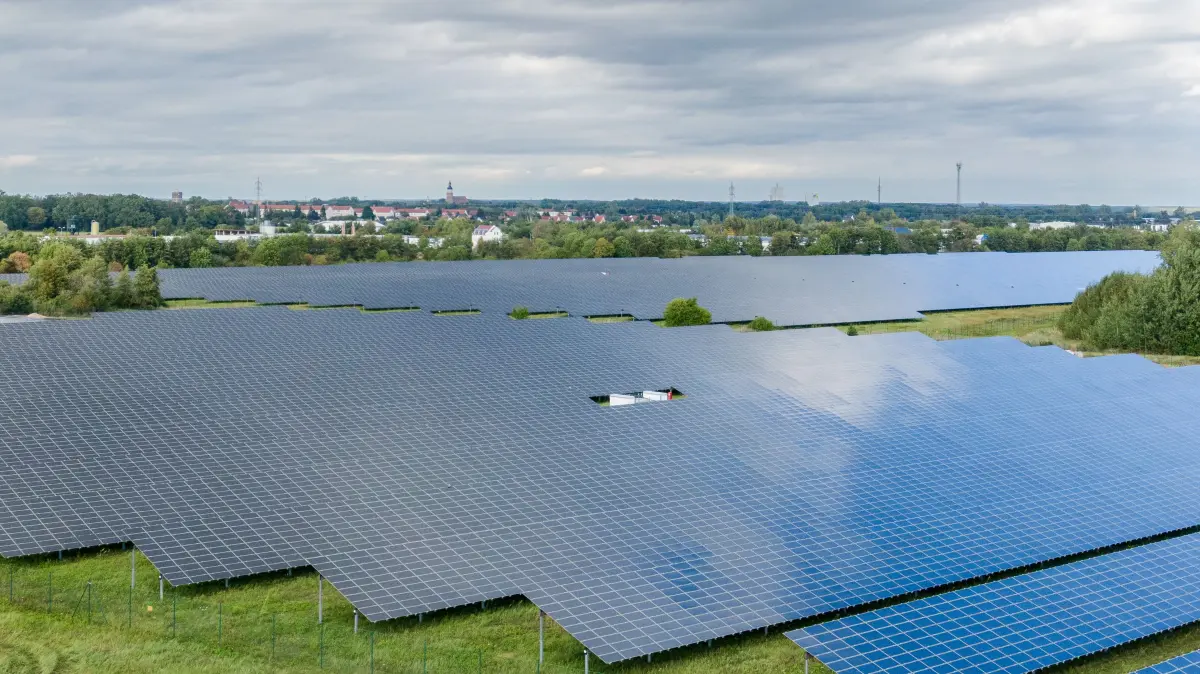 Herzberg. An den Steinenden befindet sich derzeit Herzbergs größte Freiflächen-PV-Anlage. Insgesamt etwa 40 Hektar (ha) sind hier mit Solarmodulen überbaut. Laut Jessica Heyde wurde die Anlage um das Jahr 2012 herum errichtet.