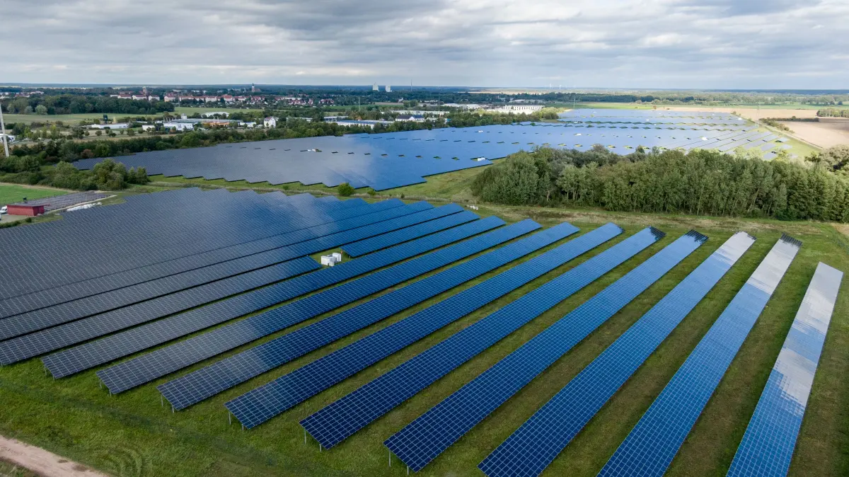 Herzberg. An den Steinenden befindet sich derzeit Herzbergs größte Freiflächen-PV-Anlage. Insgesamt etwa 40 Hektar (ha) sind hier mit Solarmodulen überbaut. Laut Jessica Heyde wurde die Anlage um das Jahr 2012 herum errichtet.