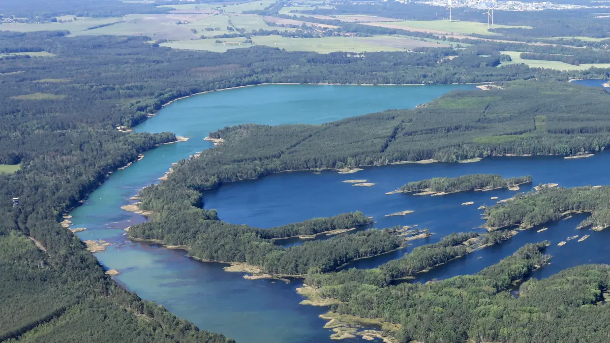 Blick auf die rund 250 Hektar große Insel im Senftenberger See. Wann deren Sanierung fortgeführt wird, steht noch in den Sternen. Aber auch anschließend bleibt das Betreten verboten.