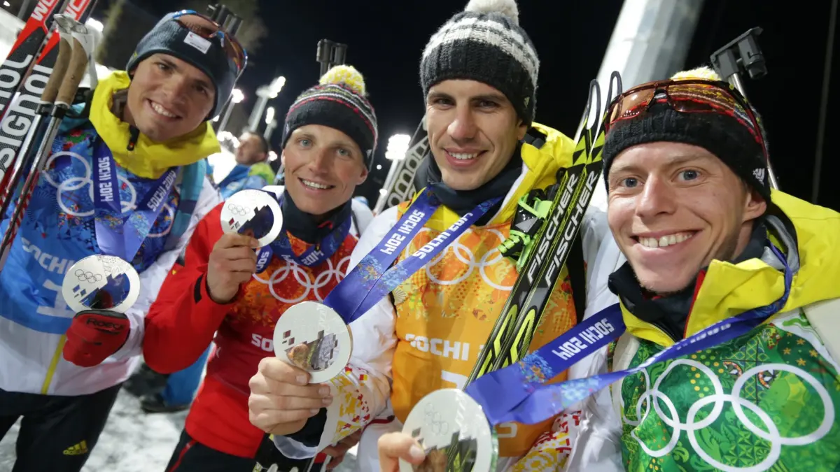 Deutsche Biathlon-Staffel von Sotschi 2014: ARCHIV - 22.02.2014, Russland, Krasnaja Poljana: Die Silbermadaillengewinner in der Staffel im Biathlon bei den Olympischen Spielen in Sotschi, Simon Schempp (l-r), Erik Lesser, Arnd Peiffer and Daniel Boehm präsentieren ihre Medaillen im Cross-country Ski & Biathlon Zentrum. Die deutschen Biathleten Lesser, Böhm, Peiffer und Schempp werden nach dem Dopingfall im russischen Team nachträglich Olympiasieger. (zu dpa: «Offiziell: Biathlon-Staffel erhält Olympia-Gold von Sotschi») Foto: Kay Nietfeld/dpa +++ dpa-Bildfunk +++