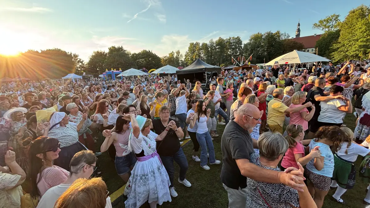 Besucher des 45. Spreewaldfests Lübben tanzen Annemarie-Polka auf der Schlossinsel.