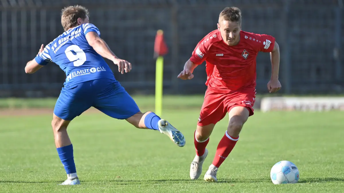 Fussball : Frankfurt an der Oder, Stadion, Fussball Brandenburgliga Punktspiel, 1. FC Frankfurt - Blau-Weiß Petershagen-Eggersdorf, Marcel Georgi vorbei an Luca Thiel
FOTO BENK 20.09.2025