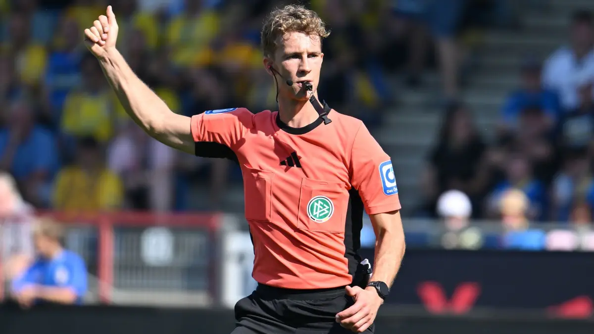 Eintracht Braunschweig - SV Elversberg: 20.09.2025, Niedersachsen, Braunschweig: Fußball: 2. Bundesliga, Eintracht Braunschweig - SV Elversberg, 6. Spieltag, Eintracht-Stadion. Schiedsrichter Jarno Wienefeld leitet das Spiel. Foto: Swen Pförtner/dpa - WICHTIGER HINWEIS: Gemäß den Vorgaben der DFL Deutsche Fußball Liga bzw. des DFB Deutscher Fußball-Bund ist es untersagt, in dem Stadion und/oder vom Spiel angefertigte Fotoaufnahmen in Form von Sequenzbildern und/oder videoähnlichen Fotostrecken zu verwerten bzw. verwerten zu lassen. +++ dpa-Bildfunk +++