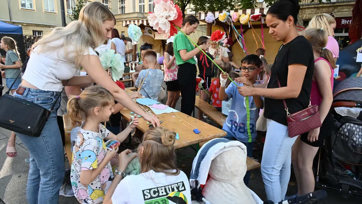 Weltkindertag 2025: Buntes Fest in Cottbus für Kinderrechte
Der 33. Weltkindertag ist am Samstag auf dem Platz am Stadtbrunnen in Cottbus gefeiert worden – mit vielen Kinderaktionen und einer Kinder-Karawane.
Unter dem Motto „Kinderrechte in der Welt“ setzten sich 14 verschiedene interaktive Projekte mit dem Thema Kinderrechte auseinander. Mitmachen war ausdrücklich erwünscht.
Die Angebote richteten sich an Kinder im Alter von sechs bis zwölf Jahren. Jüngere Geschwister, Eltern sowie Omas und Opas waren ebenfalls eingeladen, mitzufeiern und die Vielfalt der Aktionen zu entdecken.
Der krönende Abschluss des Weltkindertags war wieder die traditionelle Kinderkarawane, bei der die Teilnehmerinnen und Teilnehmer angeführt von den Cottbuser Musikspatzen durch die Innenstadt zogen. Alle Familien waren eingeladen, mitzulaufen, gemeinsam auf die Kinderrechte aufmerksam zu machen verbunden mit der Forderung, die Rechte der Kinder im Grundgesetz zu verankern.