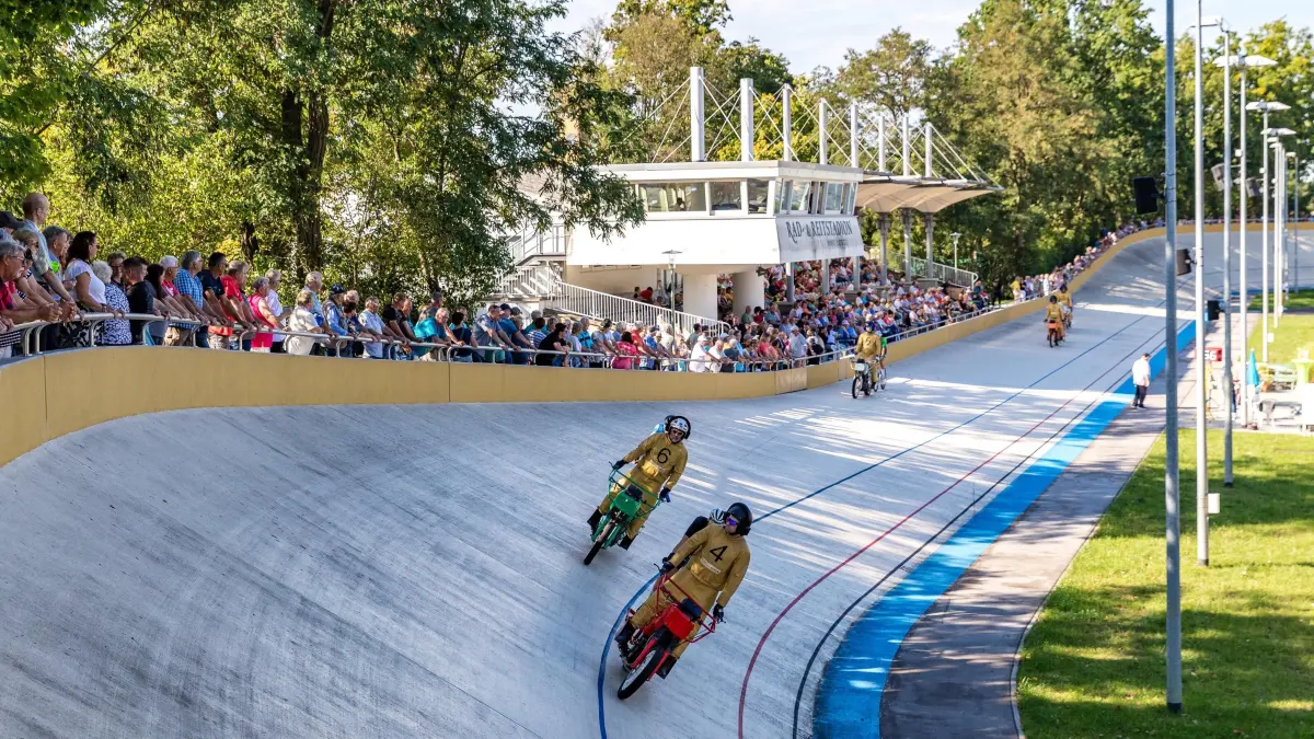 Herbstpreis der Steher: Stehergespanne fahren auf der 400 Meter langen Radrennbahn in Forst (Lausitz) beim Herbstpreis der Steher.