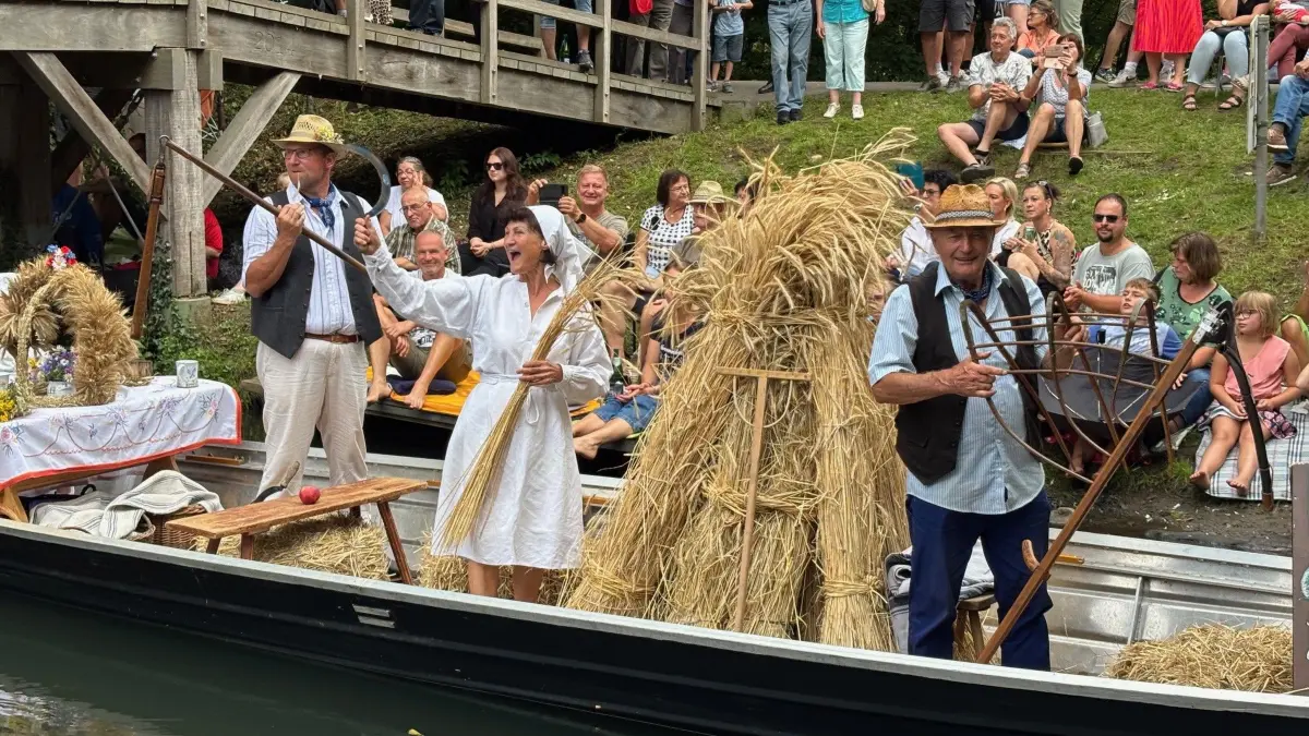 Kahn der Spiel- und Trachtengruppe der Domowina Briesensee e. V. auf dem Kahnkorso zum 45. Spreewaldfest Lübben.