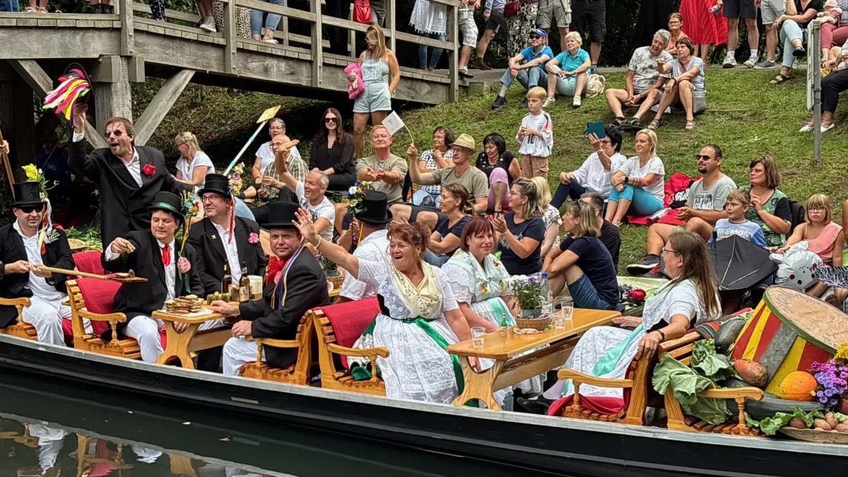 Kahn der Steinkirchener Bauernfastnacht beim Kahnkorso zum 45. Spreewaldfest Lübben.