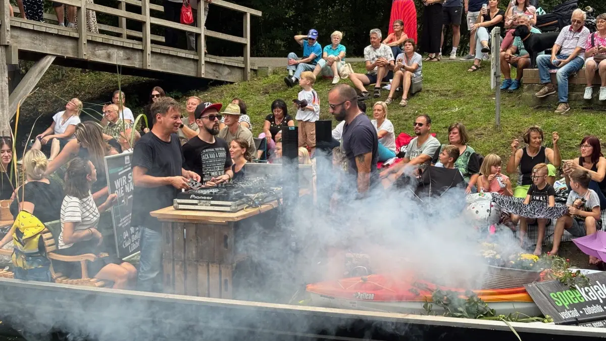 Kahn Club Bellevue und Bootsverleih Spreekajak beim Kahnkorso zum 45. Spreewaldfest Lübben.