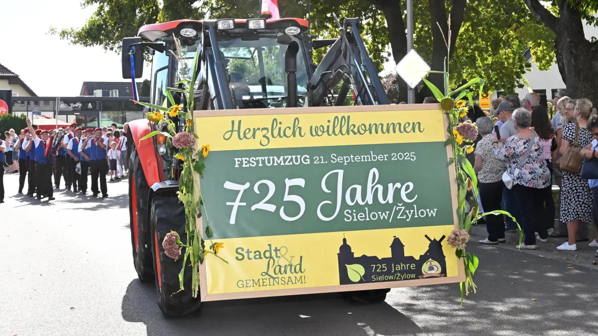 Sielow 725 Jahre Festumzug: Großes Festwochenende in Sielow
Mit mehr als 3500 Einwohnern ist Sielow der größte Ortsteil der Stadt Cottbus. Das Dorf im Norden, das im Zuge der Gemeindegebietsreform im Jahr 1993 Cottbus zugeordnet wurde, feierte am Wochenende sein 725-jähriges Bestehen. Höhepunkt war am Sonntag der große Festumzug, der ab der Ströbitzer Straße bis zum Festgelände am Rodelberg zog. Zahlreiche Vereine und Unternehmen präsentierten im Rahmen des Festumzugs das dörfliche Leben und die mit viel Liebe gepflegten Traditionen im sorbisch-wendischen Siedlungsgebiet.