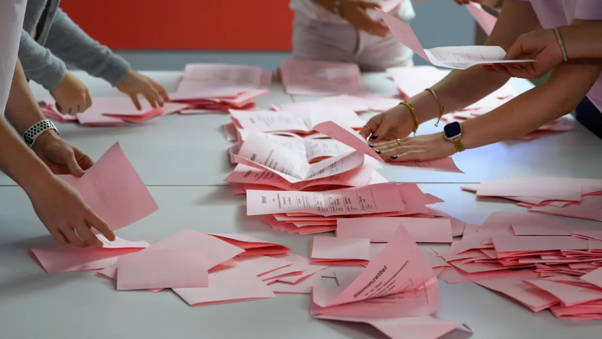 Wahl zum Oberbürgermeister von Frankfurt (Oder): 21.09.2025, Brandenburg, Frankfurt (Oder): Wahlhelfer sortieren Stimmzettel zur Wahl des Oberbürgermeisters von Frankfurt (Oder). Am selben Tag findet die Wahl eines Oberbürgermeisters oder einer Oberbürgermeisterin für die Stadt Frankfurt (Oder) in Ostbrandenburg statt. Foto: Patrick Pleul/dpa +++ dpa-Bildfunk +++